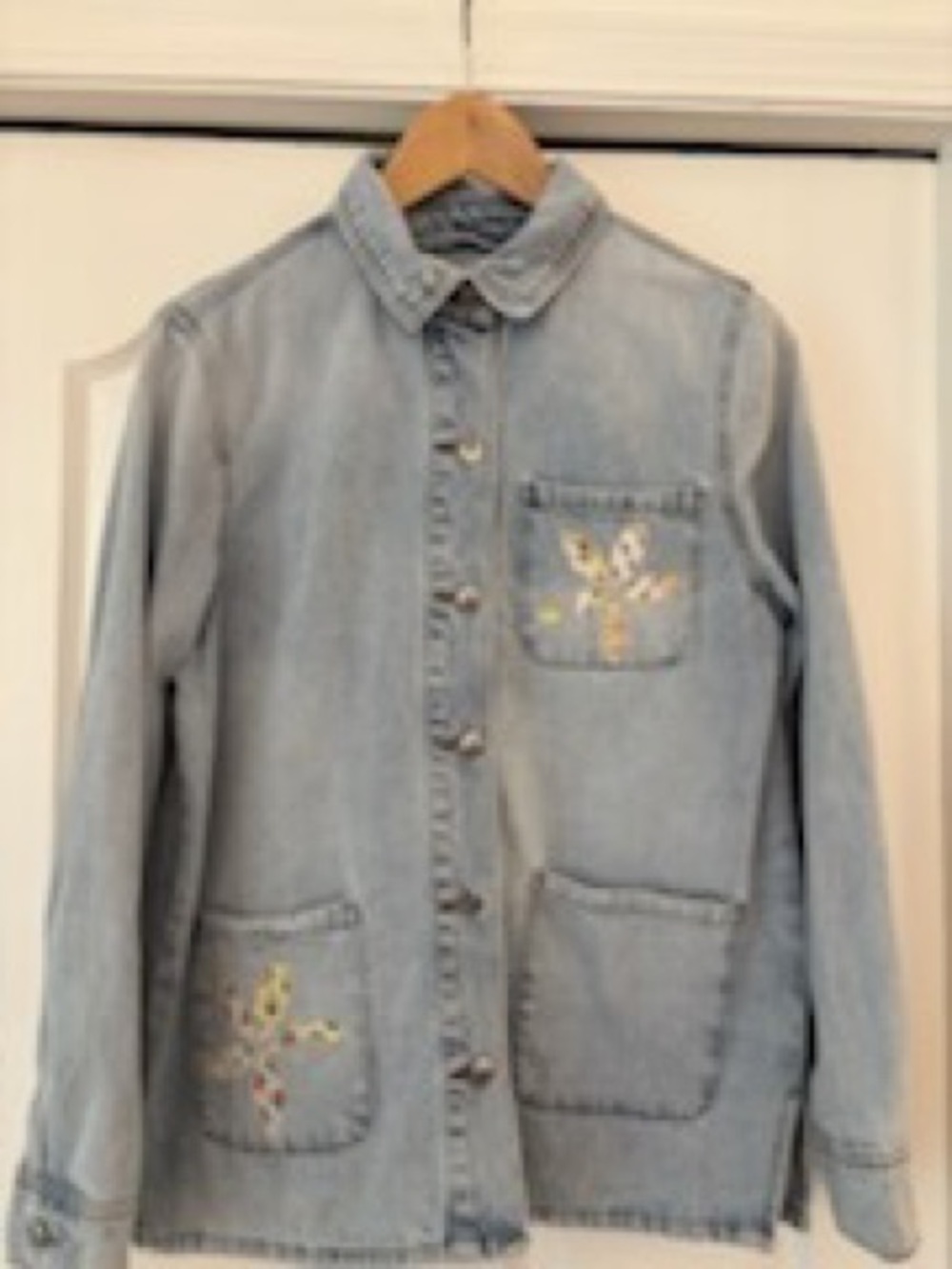 Light Wash Denim Jacket with sweet Appliqué Daisies